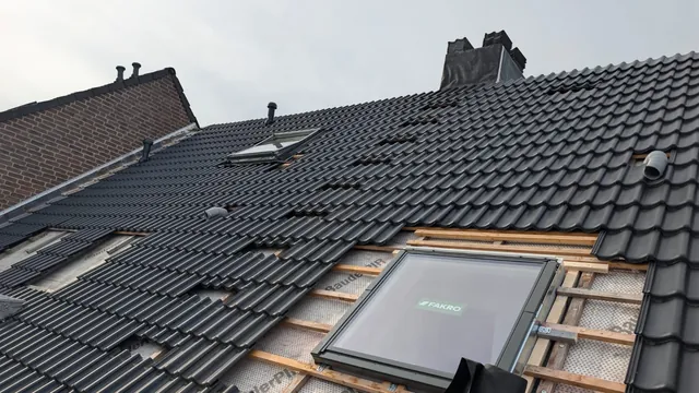 Neues Dachfenster mit Eindeckrahmen, frisch eingesetzt in die Lattung des Steildachs