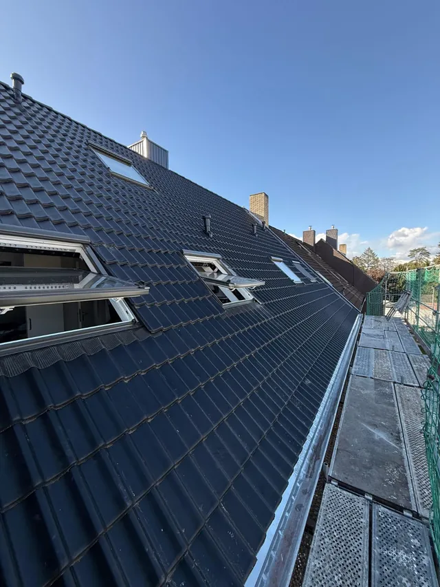 Fertig eingebaute Dachfenster in einer Reihe auf dem neu eingedeckten Steildach