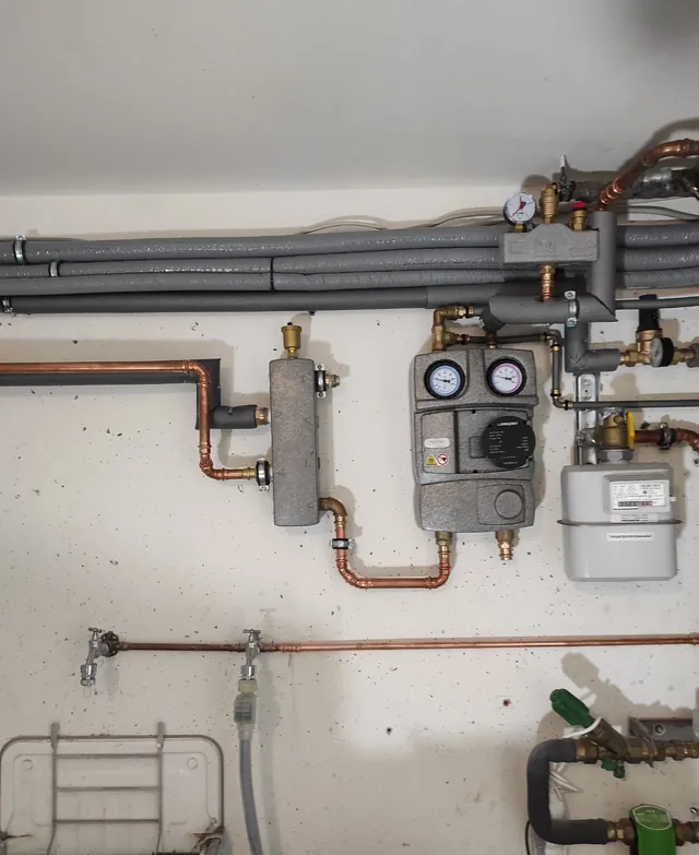Hydraulische Einbindung einer Wärmepumpe: gelötete Kupferleitungen mit Absperrventilen und Wärmemengenzähler
