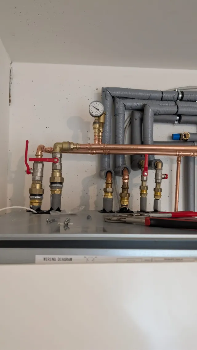 Kupferverteilung mit Absperrventilen und Manometer über dem Wärmepumpen-Innengerät