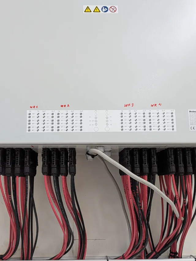 DC-Anschlusskasten mit beschrifteten Strängen und sauber gelegten Solarleitungen