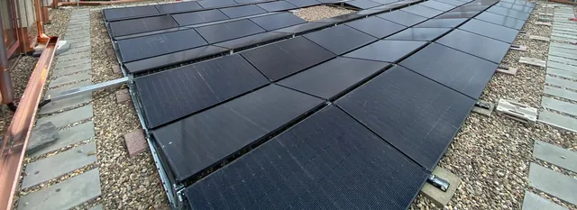 Großes Photovoltaik-Modulfeld in Reihen auf einem Flachdach